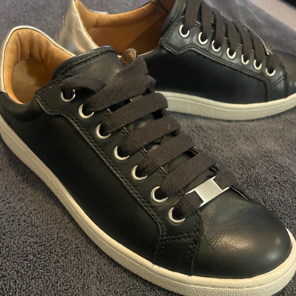 UGG WOMENS MILO TRAINER BLACK LEATHER SNEAKER SIZE 8.5
